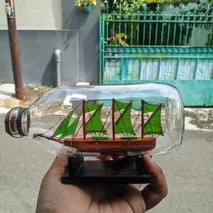 Hiasan rumah kapal didalam botol