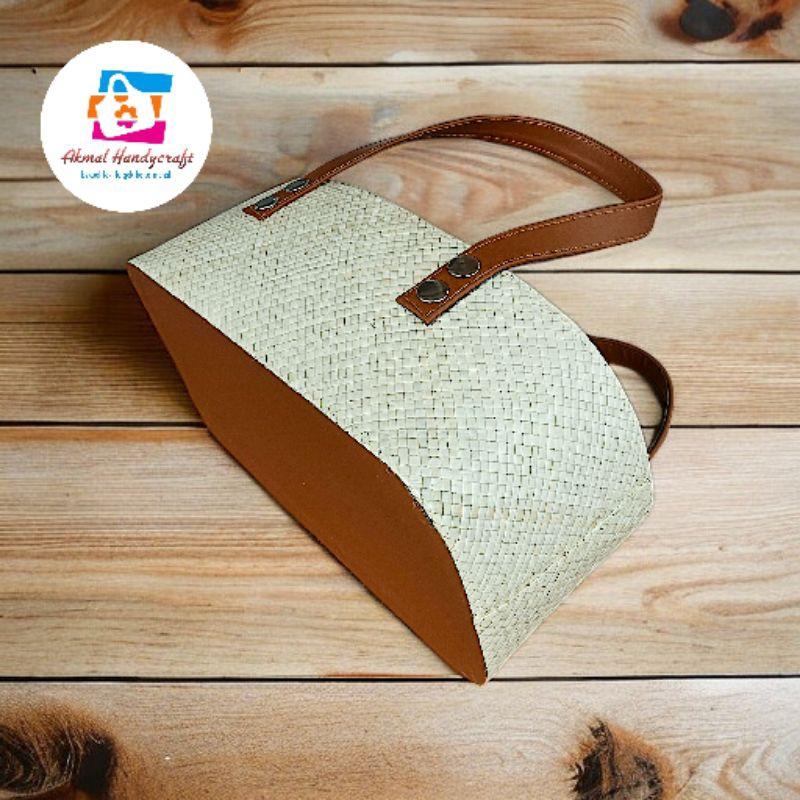 Tas Hampers Bahan Anyaman Pandan Bentuk Oval Pendek Warna Putih Natural. 5