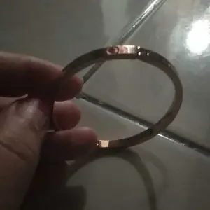 Gelang Bangle Titanium Wanita Latin Bracelets dengan Desain Elegan dan Permata Halus untuk Tampilan Mewah manik