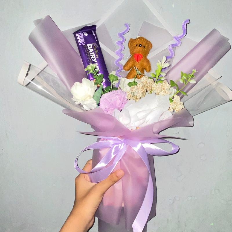 Buket Hand Bouquet Bunga Imitasi dengan Coklat - Gift Wisuda 2