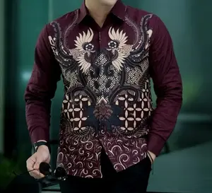 Baju Kemeja Pria Motif Batik Burgundi Lengan Panjang Bahan Katun Polimikro Premium Halus Nyaman Adem Dipakai dengan Saku Tempel di Dada Ideal untuk Casual dan Kerja