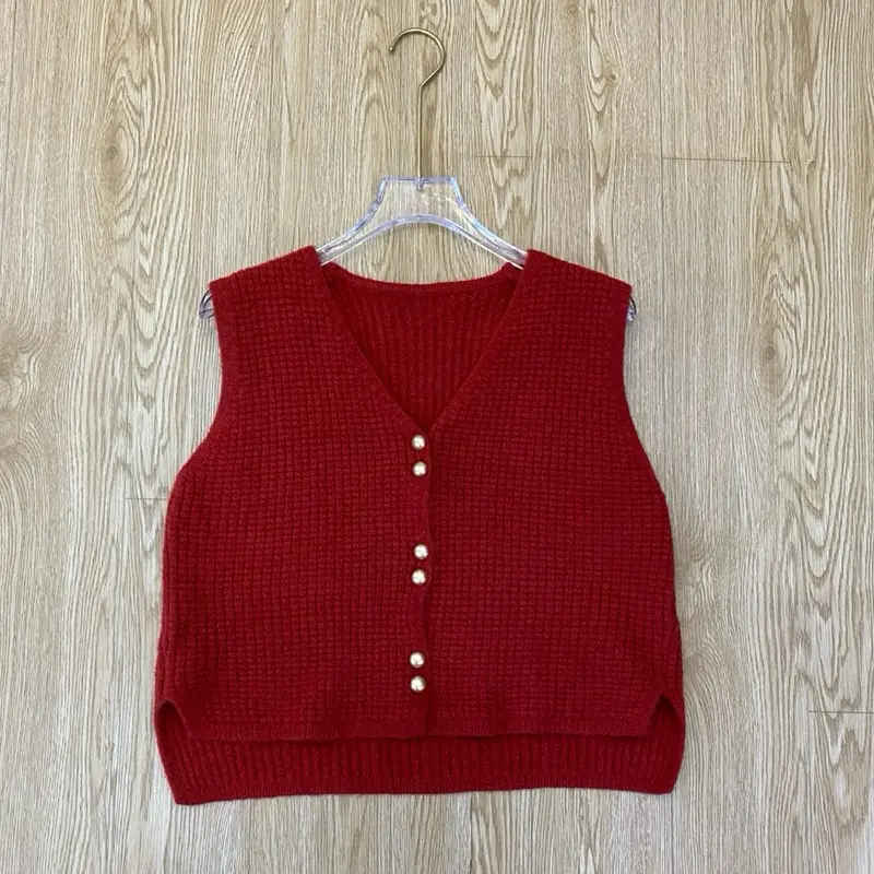 vest crop wanita berbahan rajut kancing aktif