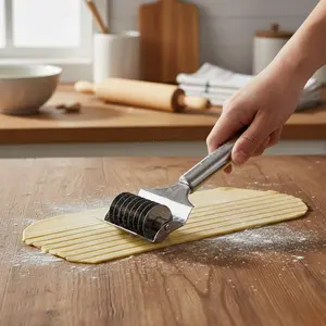 Roller Pemotong Adonan Mie Stainless Steel Alat Potong Kue Pasta Roti Manual Praktis Dapur Anti Karat