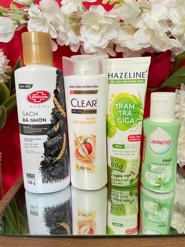 COMBO 4 Món cho nữ: 1 chai sữa tắm Li febuoy Than Hoạt Tính 100g, 1 chai dầu gội Cl ear Hương táo 70g, 1 gel Rửa Mặt HA zeline 40g, 1 chai dung dịch vệ sinh phụ nữ LA ctacyd bạc hà mát lạnh 60ml