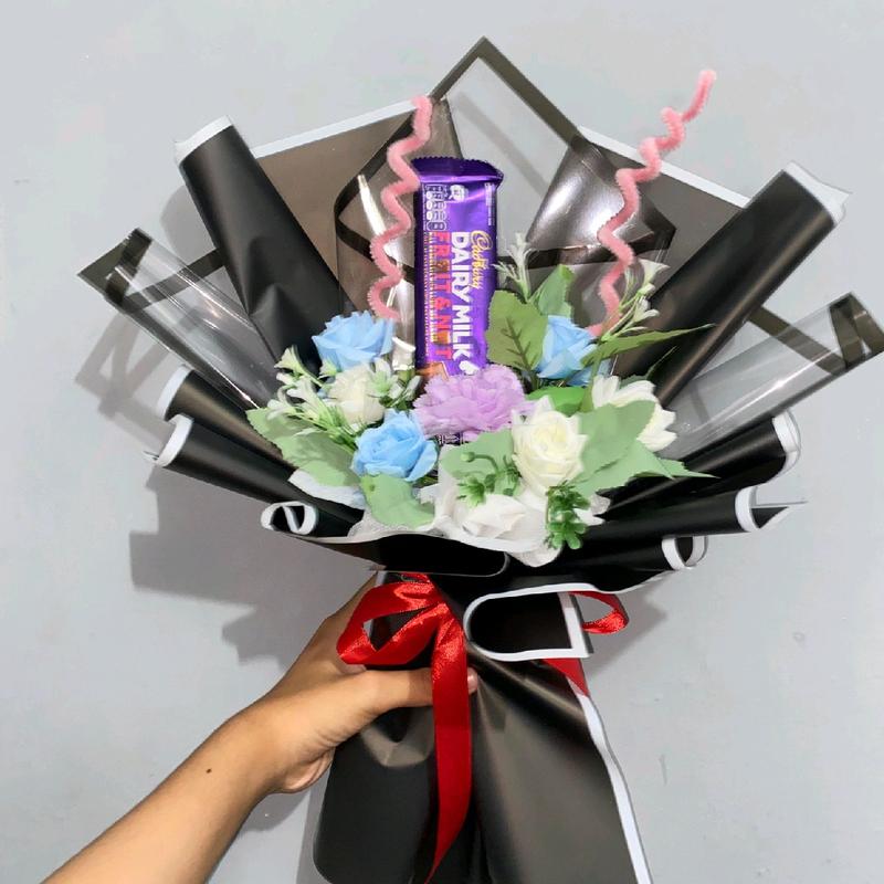 Buket Hand Bouquet Bunga Imitasi dengan Coklat - Gift Wisuda 1