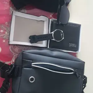Padiah Rantai Stel Pria Keren Bundling 9in1 dan 6in1   Touch Watch Gratis Asesoris Lainnya Topi Polos Anting + Tas Selempang + Dompet Lipat + Gesper Silet + Kaca Mata + Kalung Titanium + Gelang  + dan Parfum man Watches murah Aksesoris Jam tangan