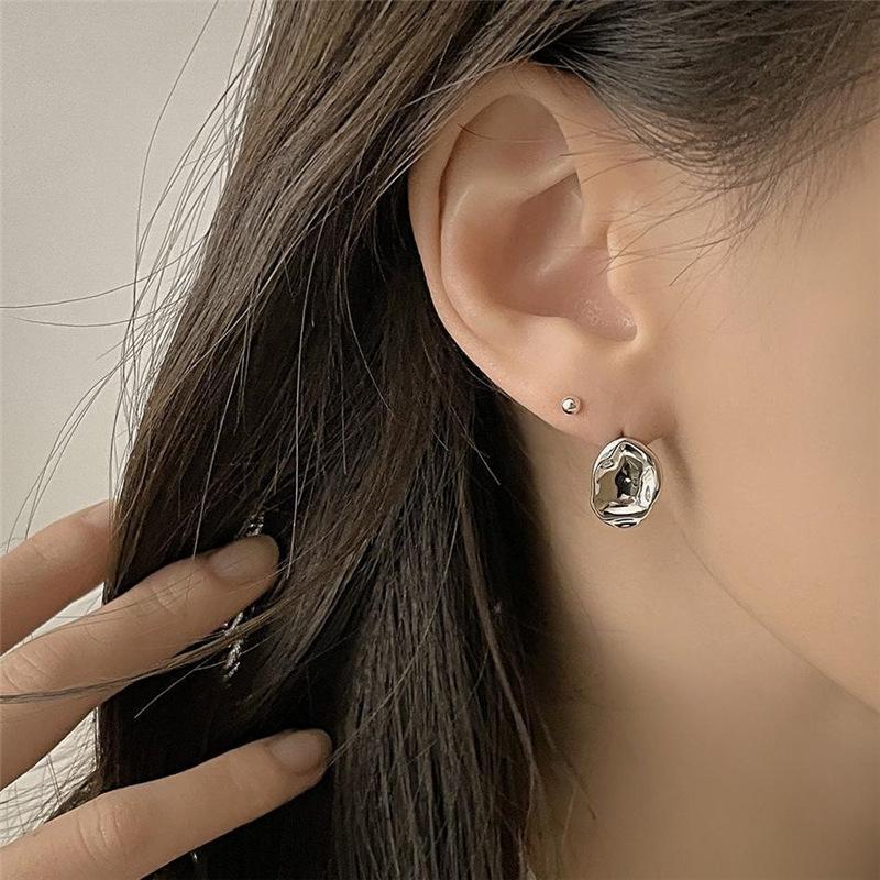 Product Introduction of New Irregular, Exquisite, Fashionable Handmade Hammer Face Earnail Design Versatile Women's Earrings Classic Accessories 2