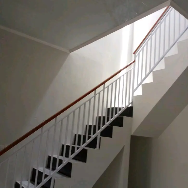 Railing Tangga Pegangan Kayu Kamper.    . 2