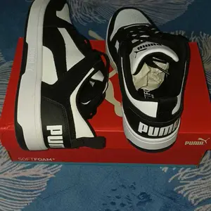 PUMA Sepatu Trainer Rebound Lay-Up Lo SD Uniseks Black-White