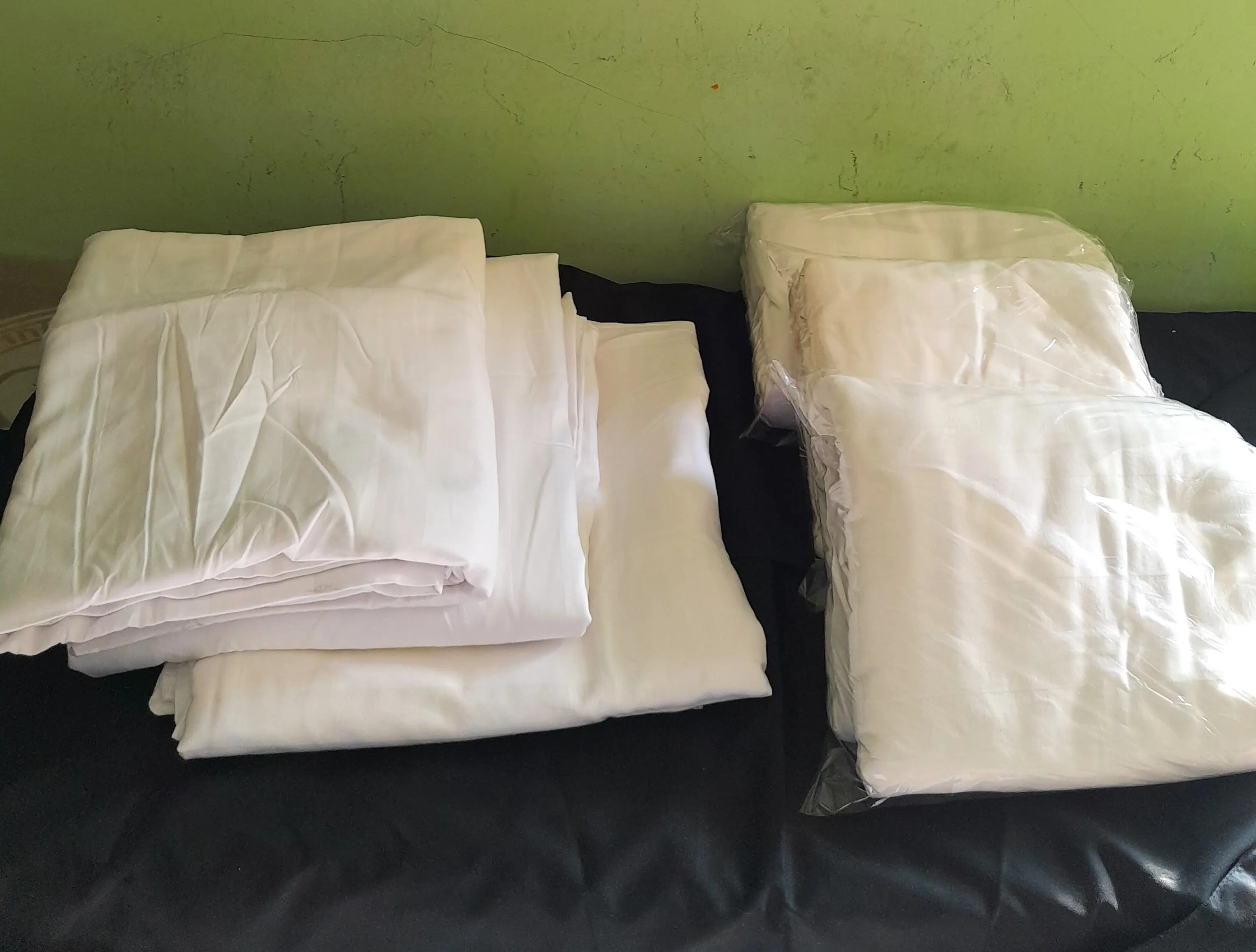 Duvet katun premium motif salur warna putih (bungkus bed cover), ukuran 185 x 230    dan  220 x 230  cm . Bahan dingin , nyaman di pakai