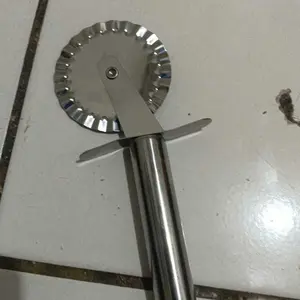 Pisau Cutter Pizza Stainless Steel Model Roda Alat Potong Pizza Tahan Karat & Hemat Waktu