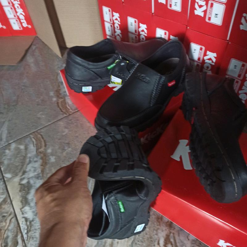 Sepatu Kulit pria asli Full Hitam dengan Sol Karet Lentur Anti-Selip dan Lem Kuat dan dijahit keliling pinggir nya Shoes. Flat 5