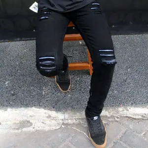 Celana Sobek Tambalan Pria/Celana jeans sobek Emblem ripped jeans Hitam Slim-fitting korea style  Distro Denim Cowok Skinny
