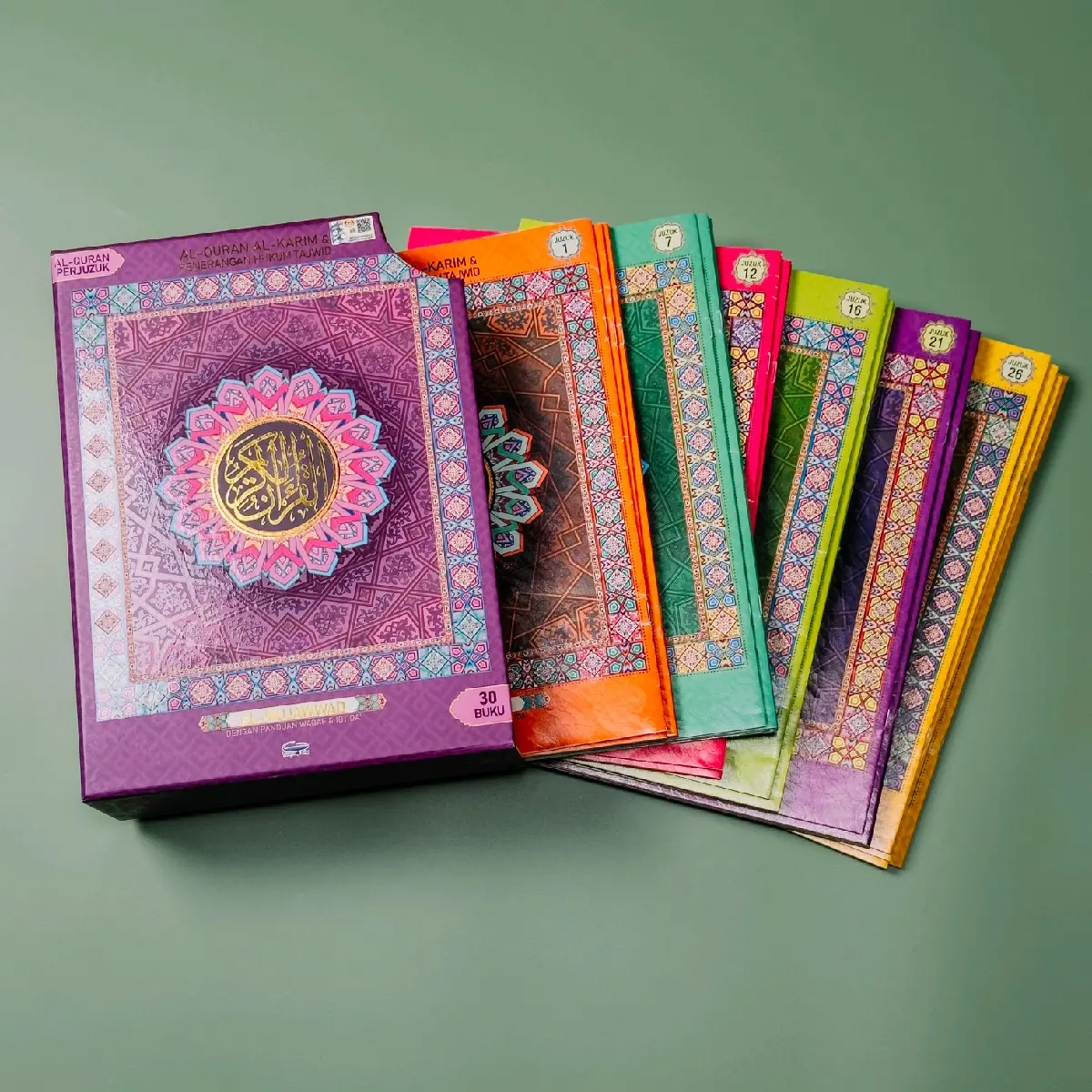 Al-Quran Al-Karim & Penerangan Hukum Tajwid Al-Mujawwad Dengan Panduan Waqaf & Ibtida’ (Perjuzuk) Buku