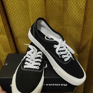 Brick Mansions - Britannica Black White Sepatu Sneakers Casual Sekolah Pria Wanita