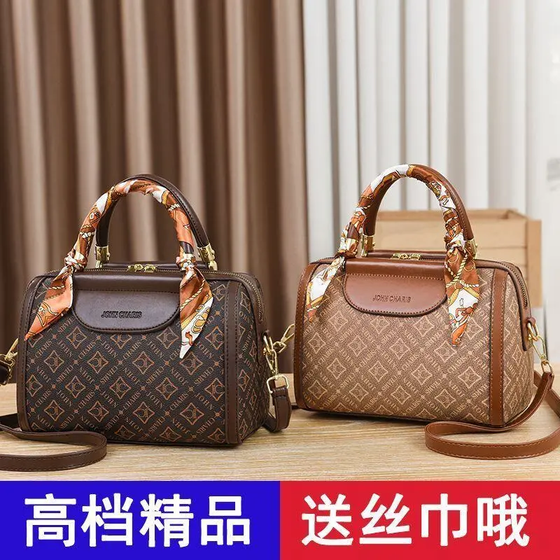 Women's handbag 2024 new handbag, carrying out high-end feeling, large capacity, stylish one shoulder mommy pillow bag