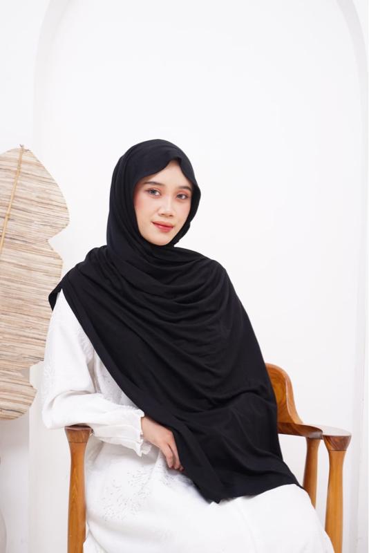 PASHMINA RAYON BLACK Hijab Polos Dewasa Kerudung Muslim Syal Wanita Instan Panjang Basic Hitam Segi Bahan Rayon Premium Nyaman dan Elegan