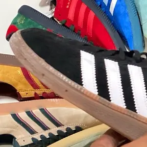 SEPATU CASUAL CTY SRES MNCHN BLCK WHT LKL