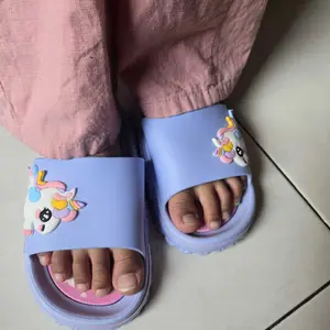 PROMO 4.4 IMPORT Kakimanis B413 Sandal Cute Anak Perempuan Kekinian Sepatu Fashion Sendal Slop Lucu Anak Cewek Anti Licin Bahan Karet Anti Slip Umur 3-11 Tahun Terbaru