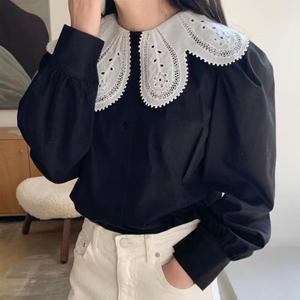 เสื้อเชิ้ตแขนยาวลายดอกไม้คอปกไม่สม่ำเสมอบุคลิกภาพย้อนยุคสไตล์เกาหลีคอปกตุ๊กตาปักปกแหลมสองชั้นเหมาะสำหรับฤดูใบไม้ร่วง