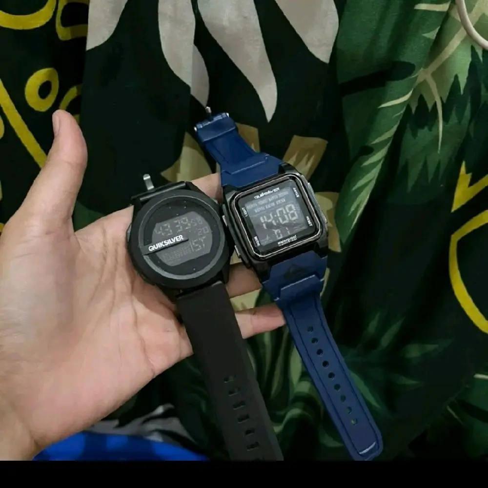 HITAM DAN BIRU