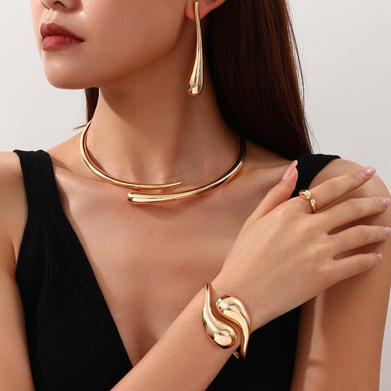 Bộ dây chuyền, vòng tay, bông tai và nhẫn thiết kế hình giọt nước mới dành cho nữ, mang phong cách cổ điển, tối giản và thanh lịch