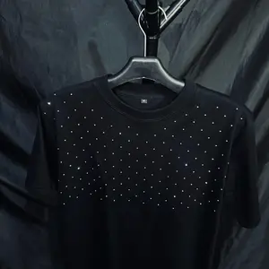 Nerva Studios - T-Shirt Rhinestone Premium Hitam Elegan dengan Efek Kilau Mewah Regular Fit untuk Gaya Kasual hingga Semi-Formal
