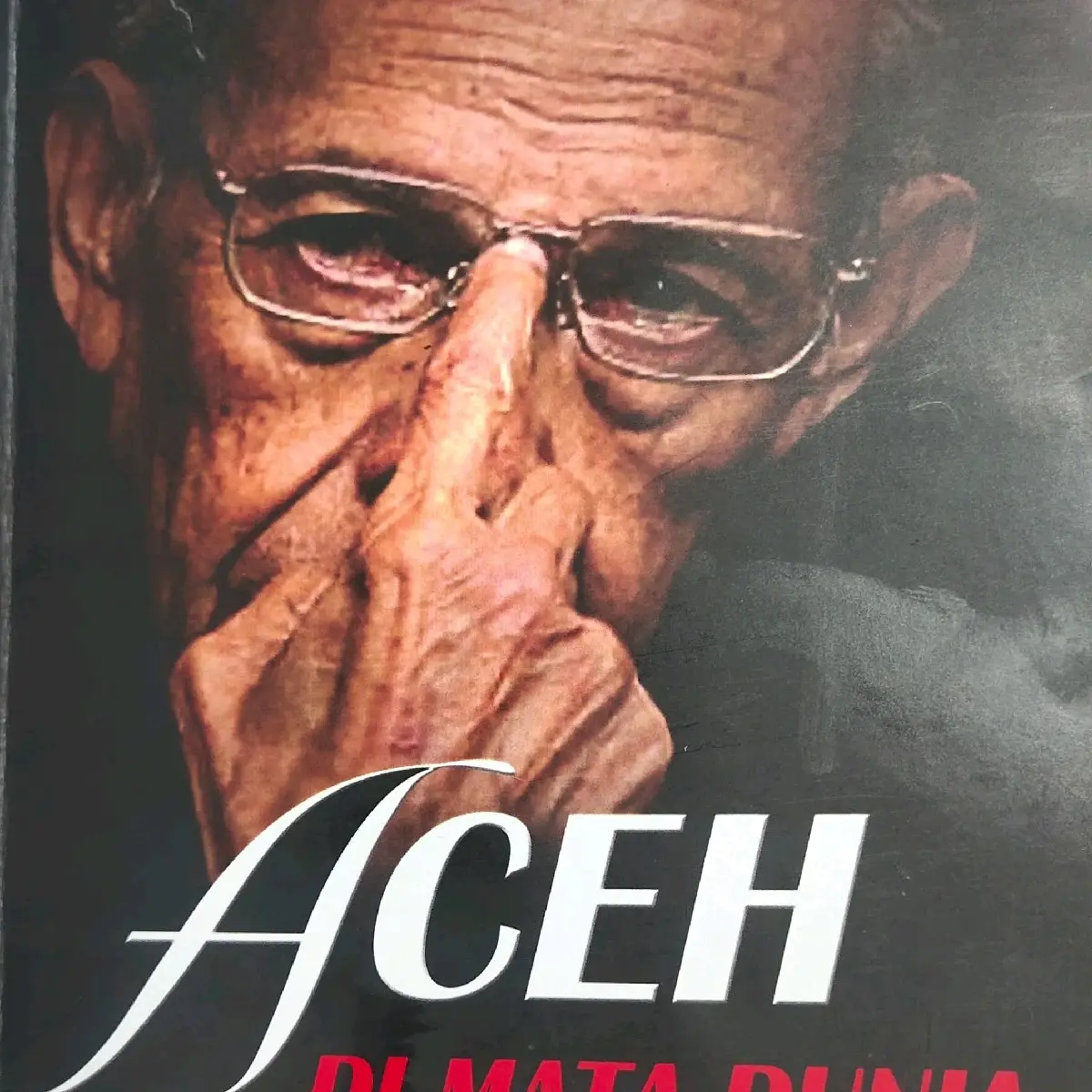 buku aceh di mata donya. karangan tengku hasan M. di tiro