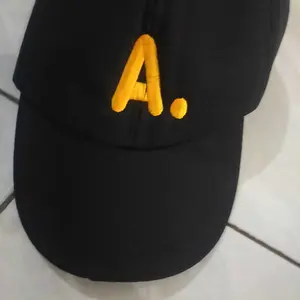 Topi Anak Dan Dewasa Bordir Inisial A-Z Full Hitam Huruf Alfabeth Topi Anak Laki-Laki 2-10 Tahun - Fashion Anak