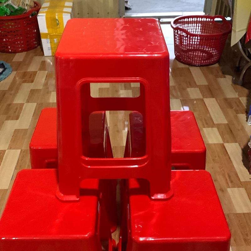 5 cái ghế nhựa cao đẩu nhựa dẻo dùng ngồi với bàn tròn inox ạ
