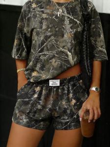 Conjunto de mujer con camiseta holgada de manga corta y estampado de camuflaje cómodo, y shorts con cintura elástica; conjunto versátil de dos piezas para todas las estaciones