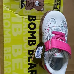BOMBBEAR 3303 Sepatu Sekolah Anak Dengan Fashion Sneakers Tali Kulit Sintes Premium, Kualitas Nyaman Lentur Ringan Desain Ergonomis untuk Aktivitas Aktif Si Kecil! warna Hitam dan Putih dengan ze 26-37