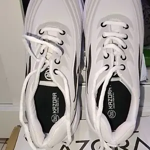 KAZORA Sepatu Original Sneaker Sekolah Olahraga Sport Running Phylon Empuk Dan Ringan Berkualitas Premium Pria Dan Wanita Sepatu Jogging Hitam Navy Abu Putih Outdoor Laki laki Dan Perempuan