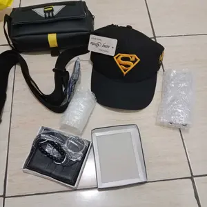 Stel Padiah Asesoris Pria Lengkap 9in1 Jam Tangan Touch Watch Digital Gratis Topi + Tas Selempang + Kaca Mata + Gelang Tangan + Kalung Titanium + Parfum + Dompet Lipat dan Gesper Canvas Stopwatch Hitam