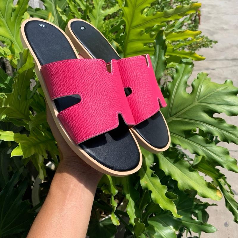 Dép quai da nam nữ chữ Hát màu Hồng nhạt đi lên chân tôn chân màu sắc nhã nhặn hài hòa, đủ size số từ 38 đến 43, có 2 loại đế cho mọi người lựa chọn