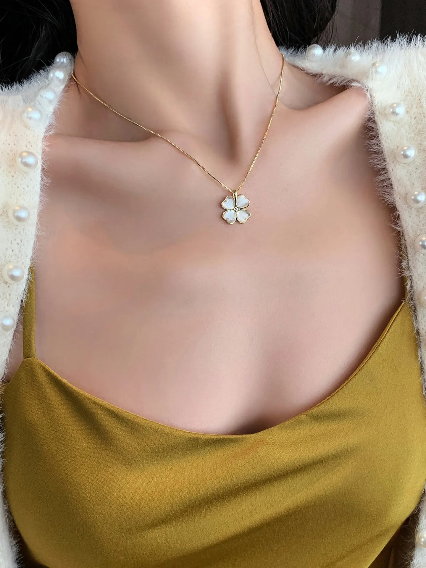 ME14 Kalung Titanium Tahan Karat Kelopak Opal Empat Daun Yang Elegan Untuk Wanita Cocok Untuk Dipakai Sehari-Hari Emas