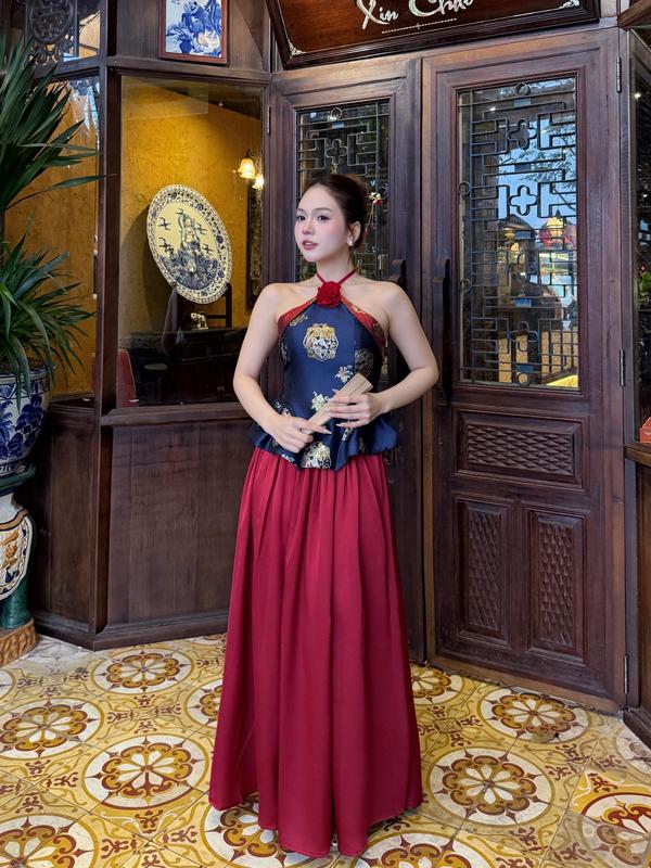 Set áo gấm cổ yếm buộc cổ đính hoa phối bèo chân váy lụa lưng chun Mẫu mới Tết 2026 Ảnh thật Sẵn