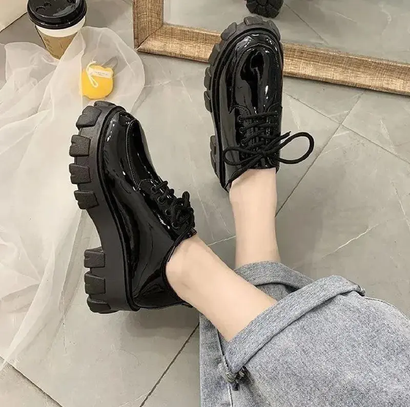Sepatu Wanita Docmart Semi Boots Sol Tebal 5cm Hitam Gloosy dan Doff Gaya Klasik 2