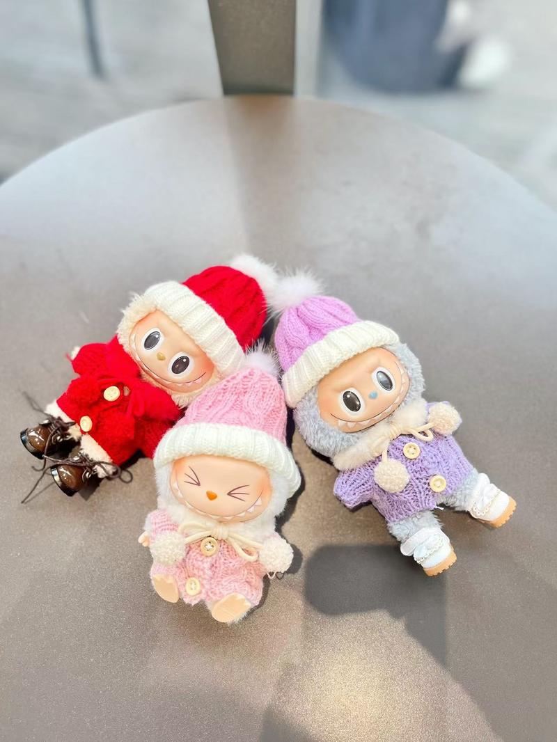Product Introduction of 34.Doll clothes macaron generation 2 generation rabu cloth pink. Purple. Red wooden button sweater, ball ball scarf , beanie, hat rabu cloth cute warm pendant to wear 1
