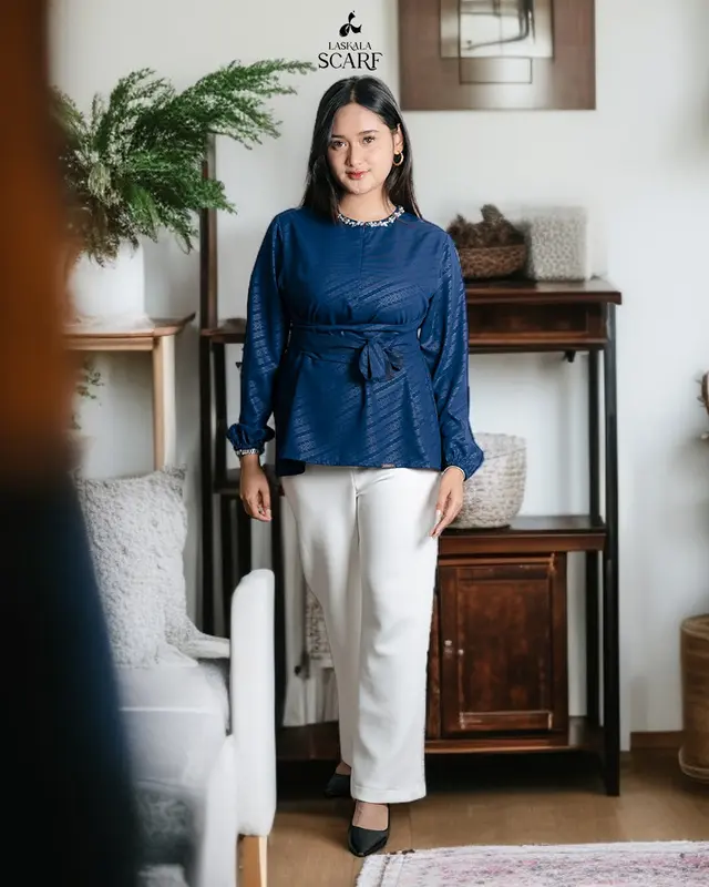 Laskala Woman Dilan Navy Blouse Batik Lengan Panjang 4