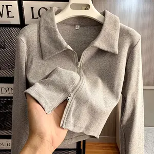 Kaos kerah POLO lengan panjang berwarna abu-abu