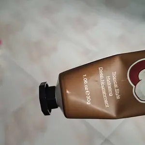 Coconut Hand Cream 30g BPOM Anti Keriput Krim Tangan Anti Keriput Coconut Oil Perbaikan Anti Kerut Kering Dan Kasar Pemutih Kulit Badan Permanen Moisturiz Hand Cream Krim Tangan Anti Keriput Tangan Menutrisi Kulit Kering