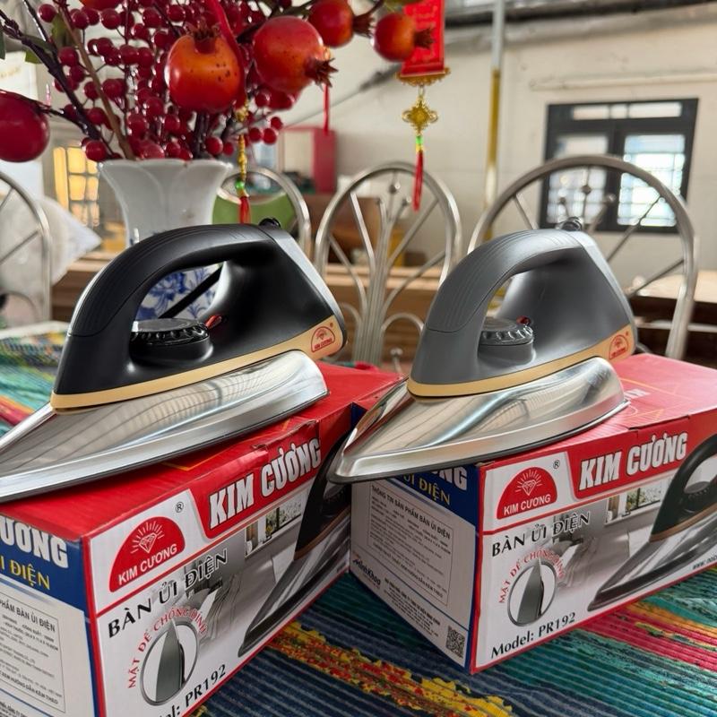Bàn Ủi Khô Kim Cương PR192, Công Suất 1000W, mặt chống dính, nút chỉnh nhiệt