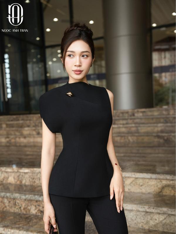 Áo kiểu lệch vai hoạ tiết cúc kim loại by NGOCANHTRAN - A191