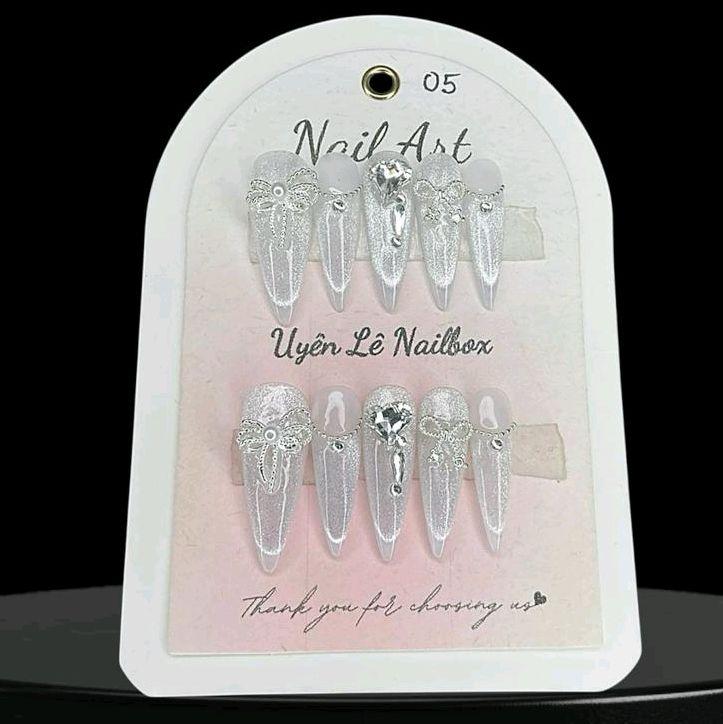 T05 nail box mắt mèo kim cương , mix charm, đá khối, dây bi phù hợp cô dâu, kỷ yếu ...