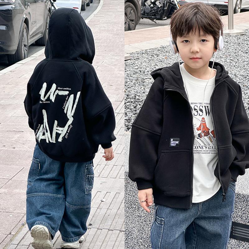 ÁO KHOÁC NỈ 1 LỚP CÓ MŨ, KHOÁ KÉO, HOẠ TIẾT CHỮ SAU LƯNG SÀNH ĐIỆU CHẤT MỀM MẠI DÀY DẶN CHO BÉ TRAI VÀ BÉ GÁI l MOJIKIDS