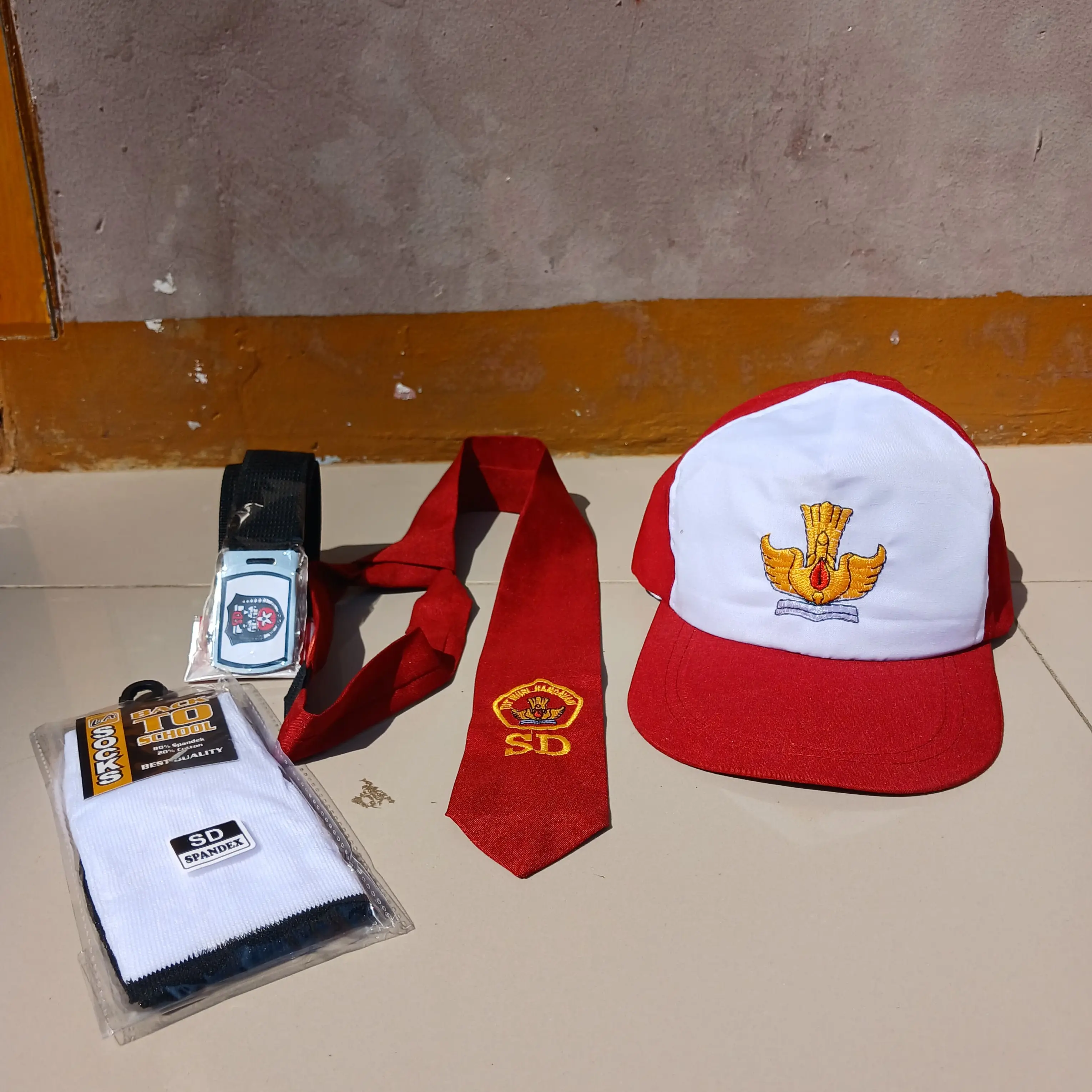Paket Lengkap Sekolah Topi SD Famatex dan Kaos Kaki