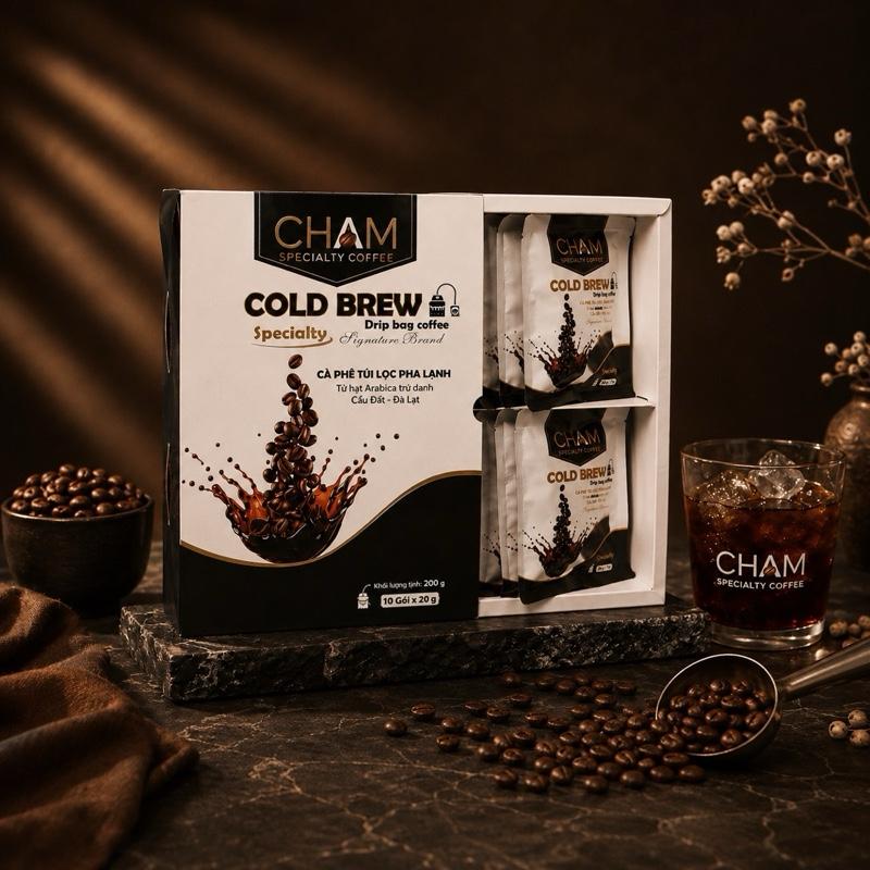 Cham Coffee - Cà phê Cold Brew Arabica đặc sản Cầu Đất Đà Lạt. Vị êm ngọt tự nhiên. Phù hợp uống hàng ngày. Túi lọc tiện lợi. Không phụ gia.