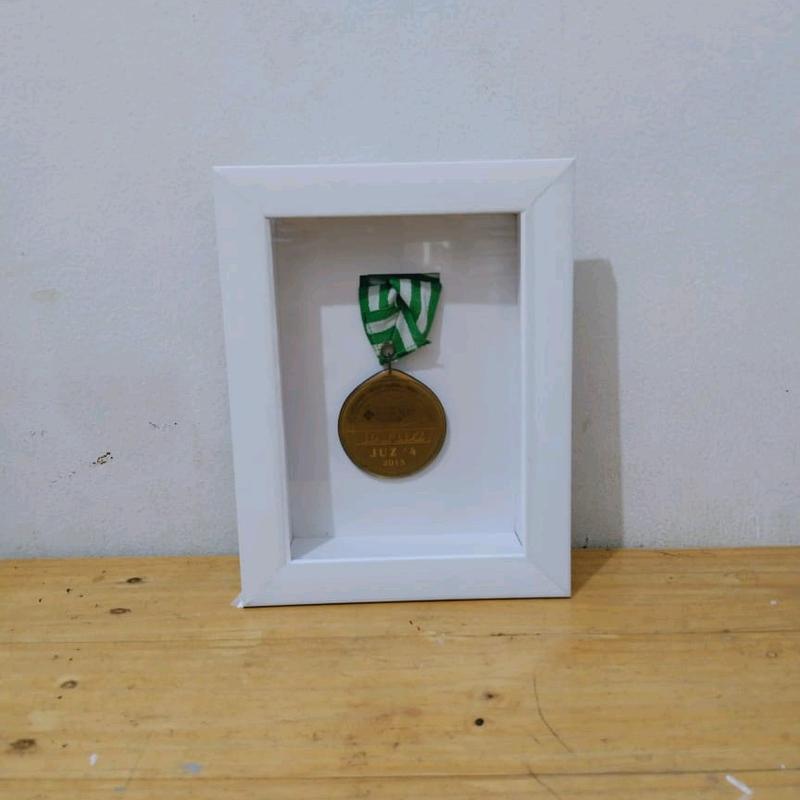 Frame Medali  Kaca  Bingkai Medali  Modern Hitam  Satu Sisi Dipasang di Dinding Kado 3