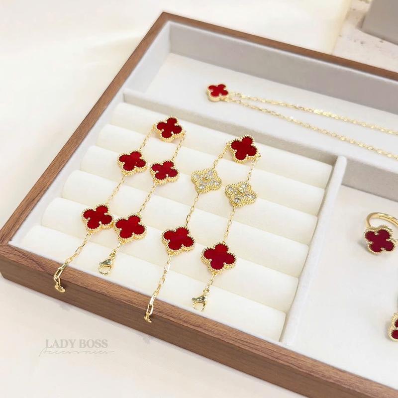 Bộ Phụ Kiện Bốn Lá Nữ Đỏ Trắng Phối Đá Size 1.5 Chất Liệu Đồng Mạ Vàng Cao Cấp Bông tai - Dây Chuyền - Nhẫn Và Lắc Tay 4 Lá Lady Boss Accessories
